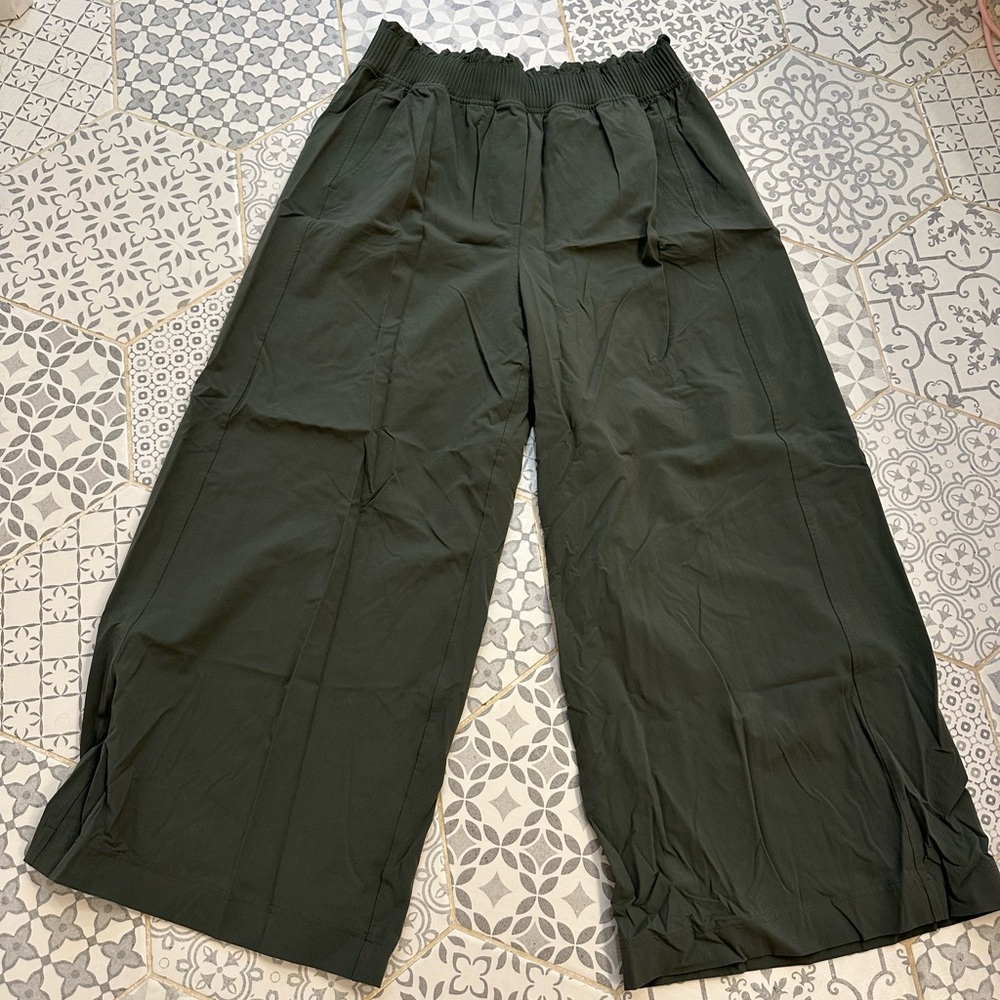 Lululemon Stretch Woven Ruffle Waist Wide Leg Cropped Pants M - Picture 3 of 5